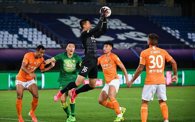 两位最老会员为新诺坎普开球，1957年球场建成时就曾见证（曾见证1957年落成的两位最年长会员为新诺坎普开球）