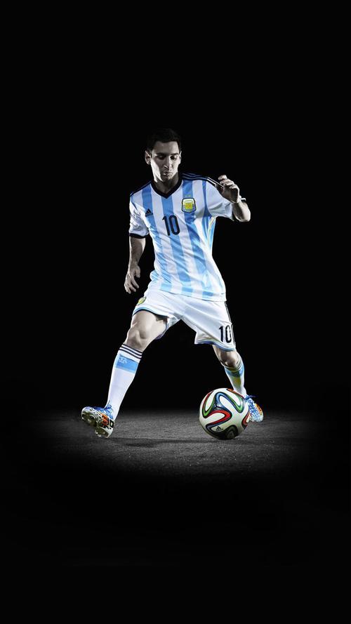 致敬李惠堂，赞助商犀旺送给魏祥鑫一颗柚子足球（向李惠堂致敬，赞助商犀旺向魏祥鑫赠送柚子足球）