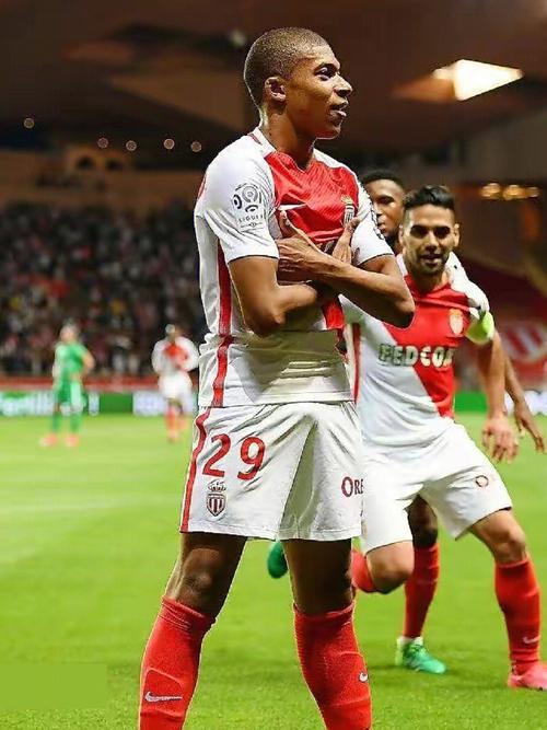 详解棒球规则中的捕手干扰判定对打击方在两好球后的心理平衡作用