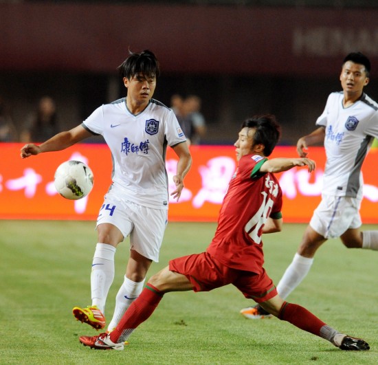 王哲林在昨晚的比赛中表现出色，展现了他作为球队核心的能力和实力。（王哲林昨夜高光发挥，彰显其球队核心地位与实力）