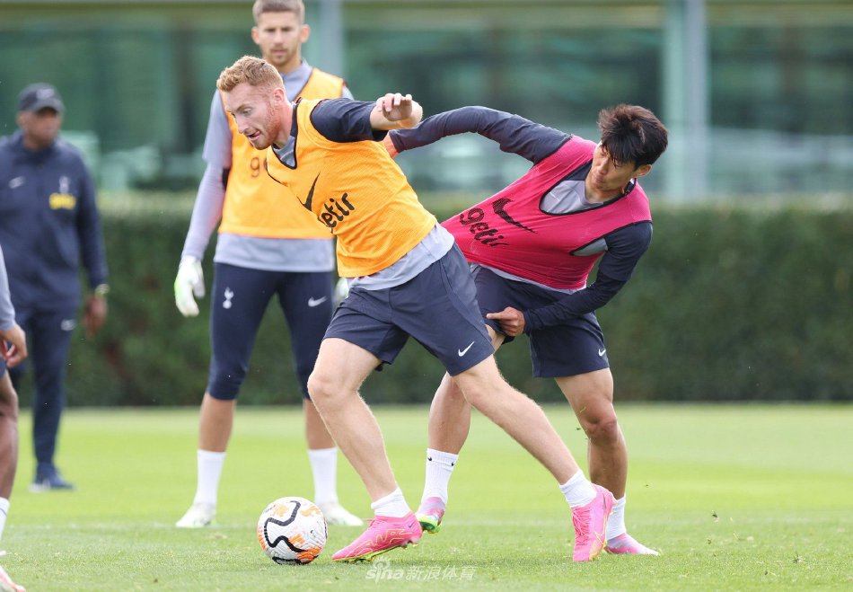 篮球勇士球员三分纪录被打破，全场致敬